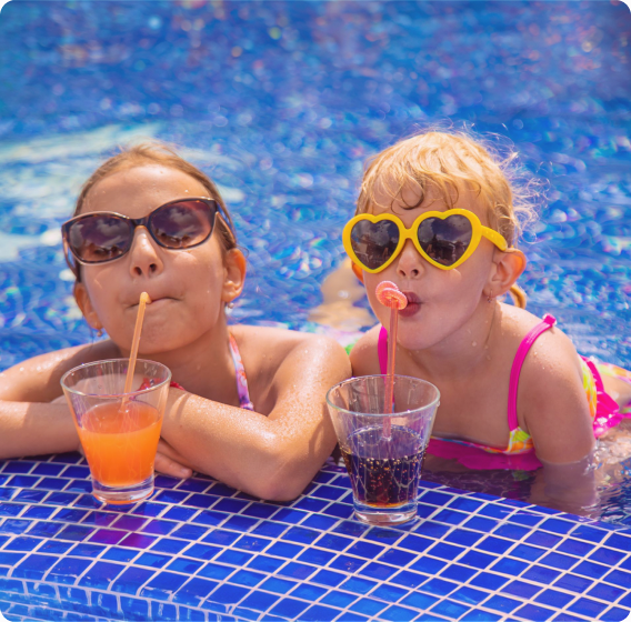 Dzieci przy basenie z napojami — All Inclusive w hotelu family