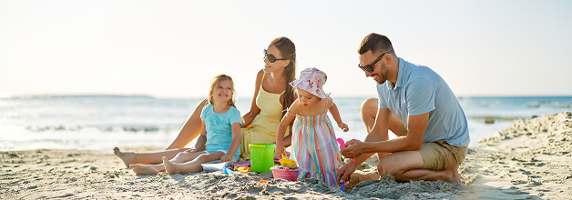 Rodzina odpoczywająca na plaży