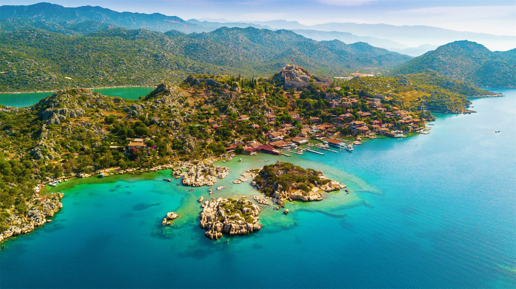 Wyspa Kekova i turkusowa zatoka na południu Turcji