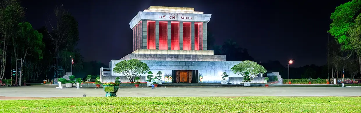 Mauzoleum Ho Chi Minha oświetlone po zmroku w Hanoi