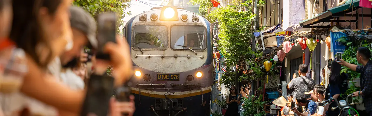 Train Street – ulica z torami kolejowymi w centrum Hanoi