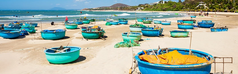 Tradycyjne okrągłe łodzie thuyền thúng używane przez rybaków w Phan Thiet