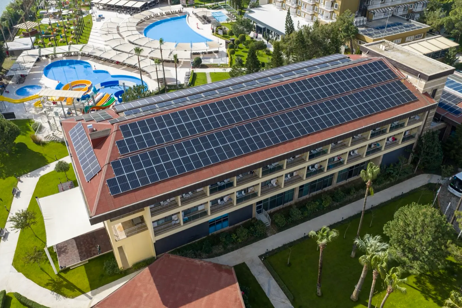 Hotel z panelami słonecznymi na dachu